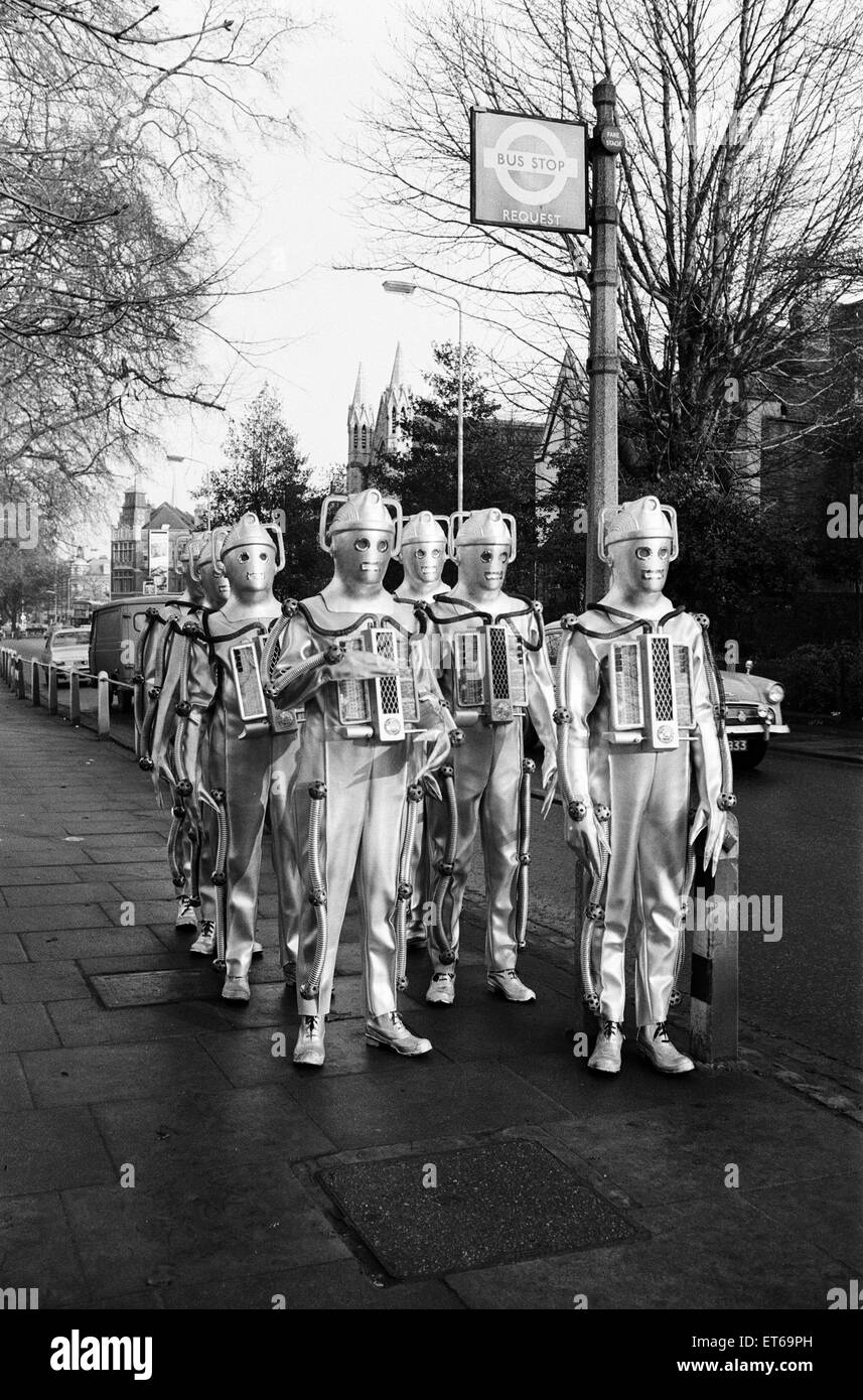 Doctor Who 1967 BBC TV-Programm. Die Geschichte-Features mit dem Titel der Rückkehr der Cybermen in Episoden The Moonbase, 11. Februar bis 4. März 1967 erstmals ausgestrahlt. Im Bild einen Bus, Fernsehstudios, Ealing, 19. Januar 1967 hagelt. Stockfoto