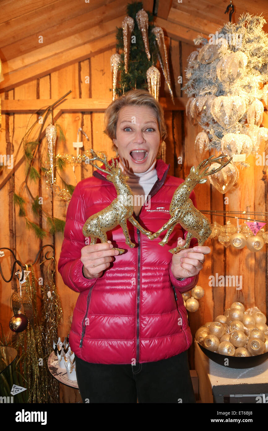 Gräfin Stephanie von Pfuel die Türen ihres Schlosses Tuessling