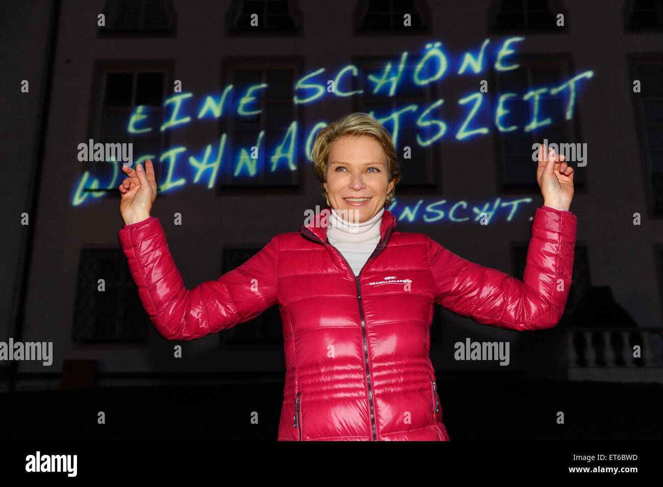 Gräfin Stephanie von Pfuel die Türen ihres Schlosses Tuessling