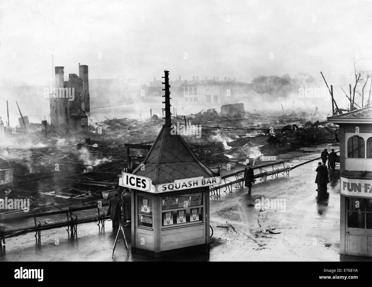 Bild der Zerstörung im Belle Vue, Manchester, nach dem großen Brand von 1958. Am 17. Januar 1958 ein Großbrand verwüstet den Ballsaal-Block, Syd Lane Studio zerstört und zum Verlust von 5.000 von Partituren des Fred Bonelli geführt. Was ursprünglich als eine kleine Flamme bald eine starke nahm halten auf die Holzkonstruktion des Ballsaals und durch die Zeit, die der Feuerwehr es kam, war bereits zu spät, die Struktur zu speichern. Gezeigt wird alles, was Überreste des einstigen York Restaurant und der Krönung Ballsaal. Stockfoto