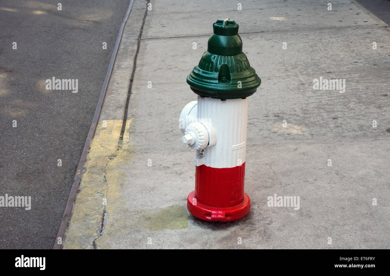 Hydranten, gemalt in den Farben der italienischen Flagge in Little Italy in New York City Stockfoto
