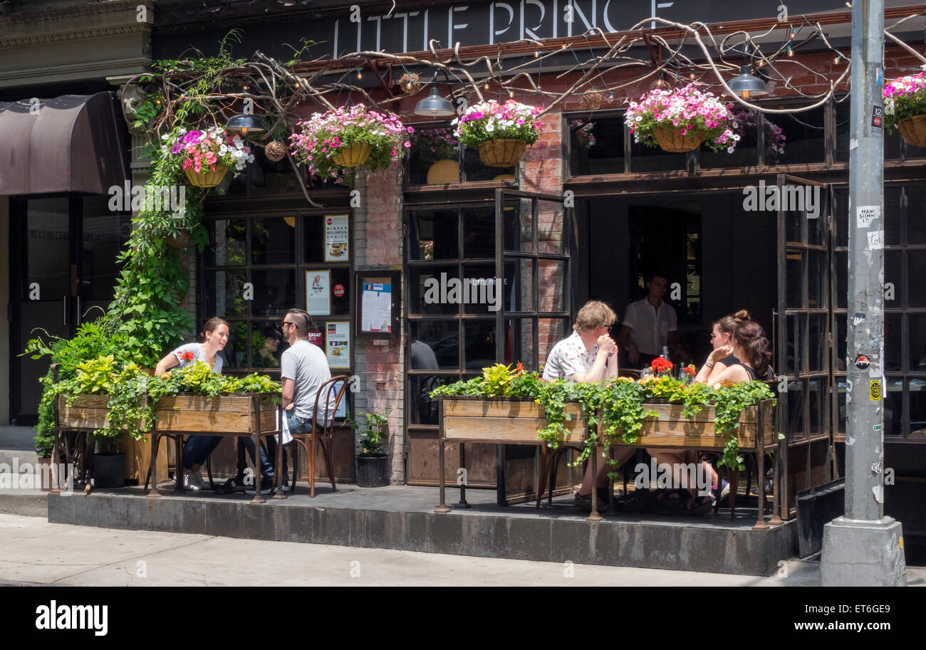 Junge Menschen, die einen freien Brunch im Restaurant Little Prince in Soho in New York City Stockfoto