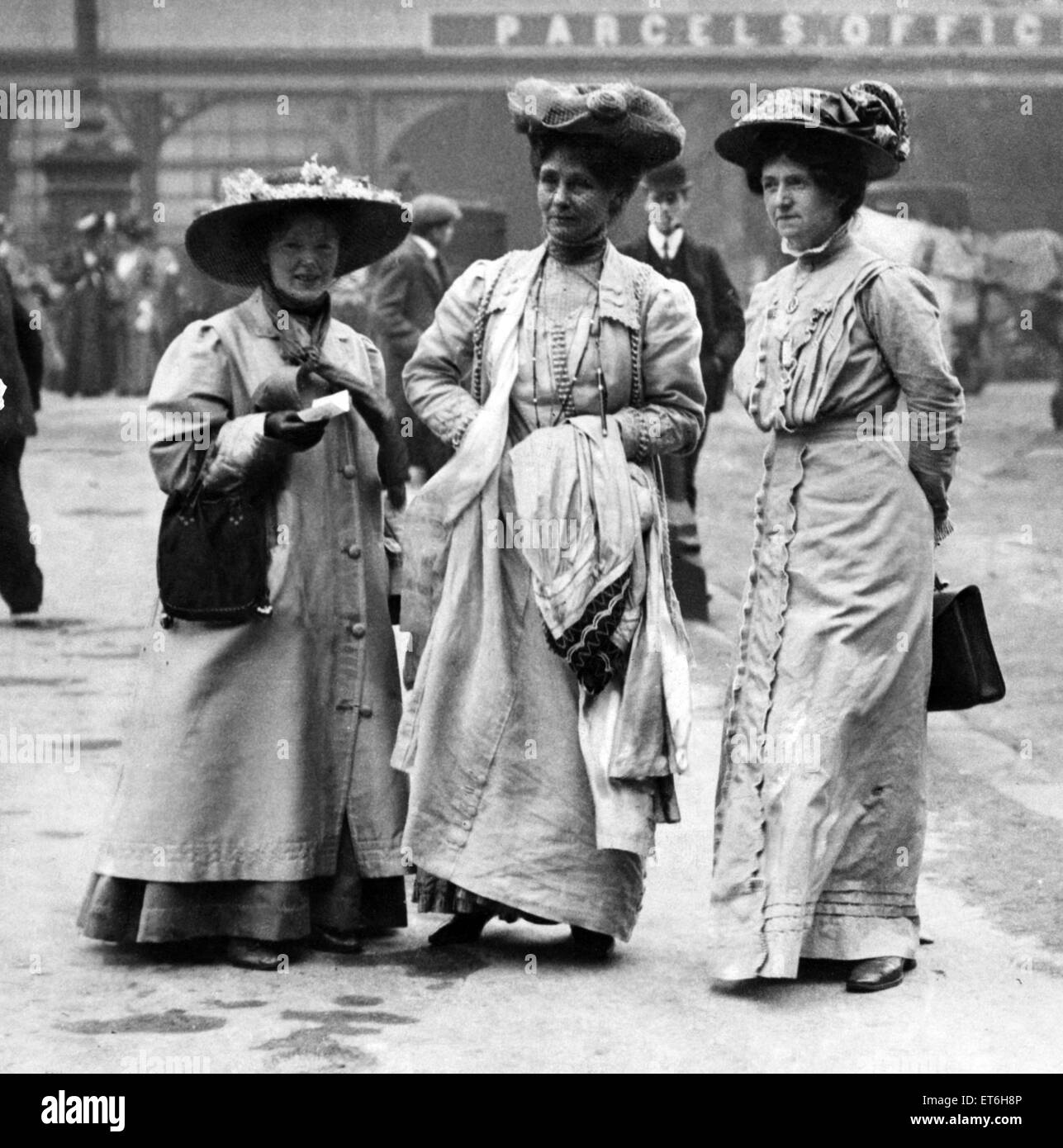 Frauenrechtlerinnen in der Mitte ist Emmeline Pankhurst, ca. 1913. Stockfoto