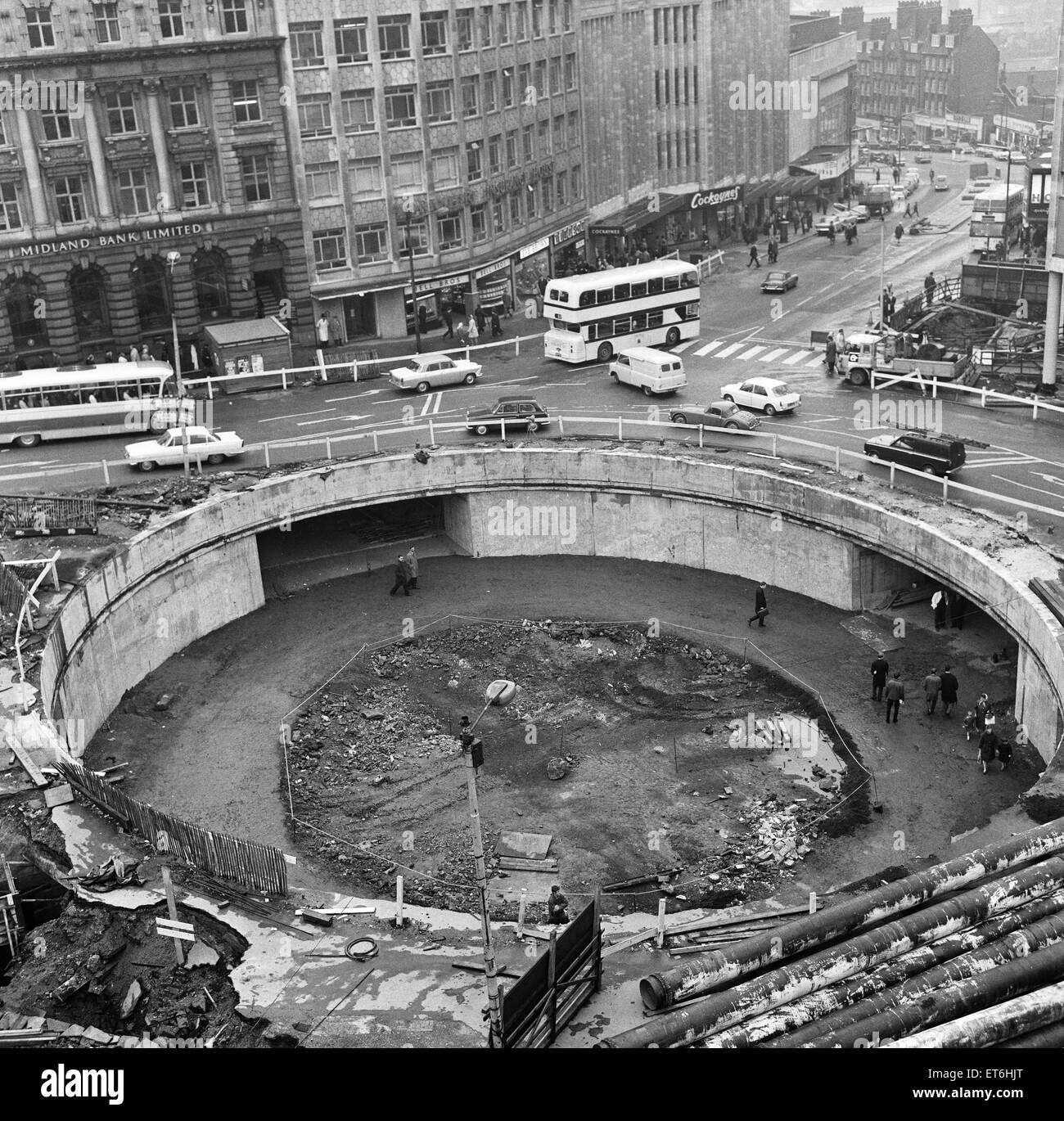 Das Loch im Stadtzentrum von Sheffield, South Yorkshire, die die Nabe von der neuen u-Bahn Komplex, obwohl es für die Öffentlichkeit geöffnet wurde, machte sich die Mühe zu gehen und werfen Sie einen Blick aus dem Inneren des es nicht viele Leute. 23. Mai 1967. Stockfoto