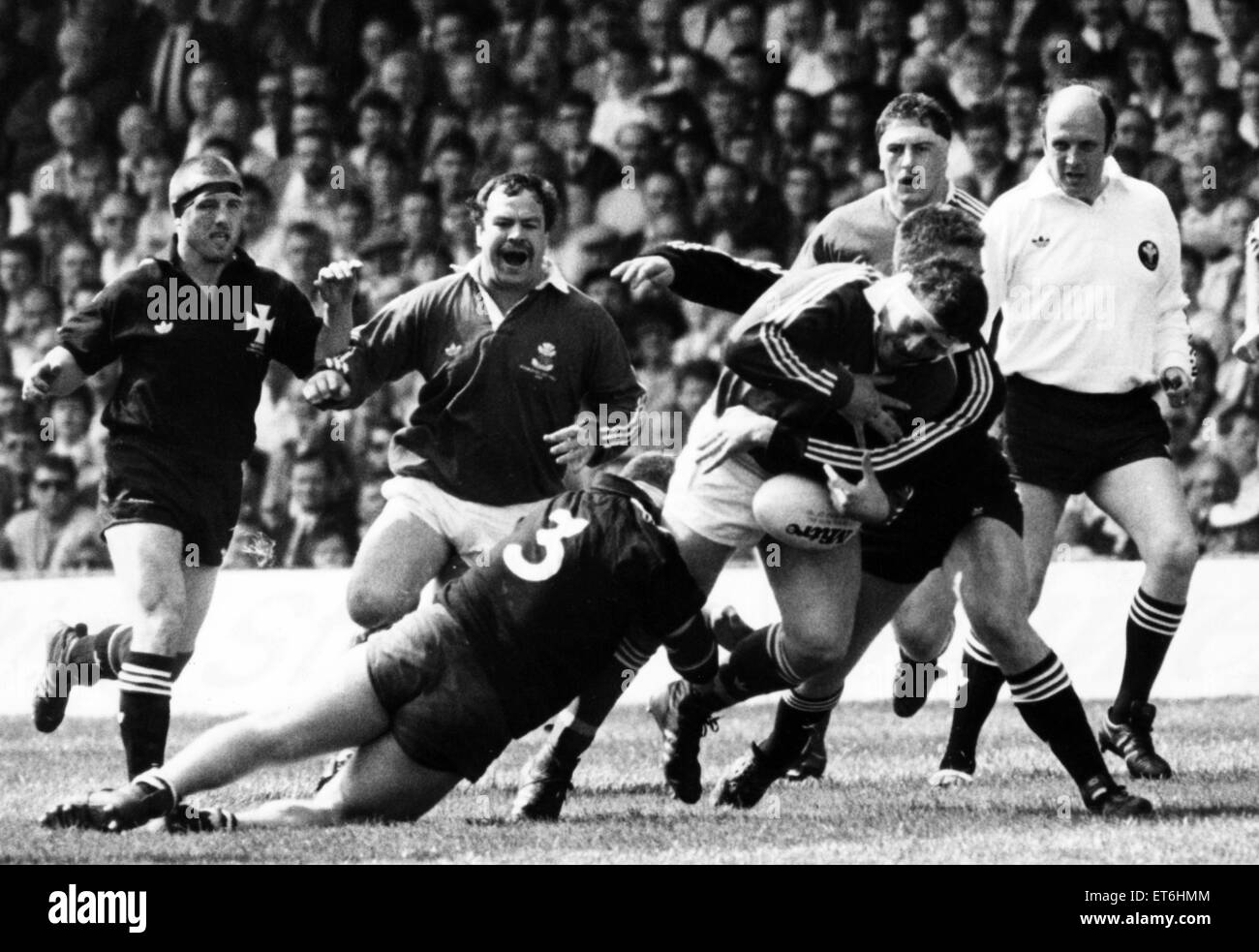 Walisischen Rugby Union Final - Neath 14-13 Llanelli. Llanelli Anthony Buchanan wird Neath Verteidigung durch gestoppt. 6. Mai 1989. Stockfoto