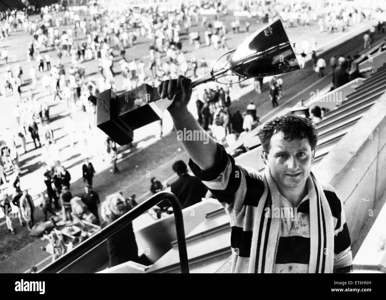 Walisischer Rugby-Union-Finale - Cardiff 28-21 Newport. Ein verzweifelten Zweikampf nicht Adrian Hadley erzielte seinen ersten Versuch für Cardiff zu verhindern. 26. April 1986. Stockfoto