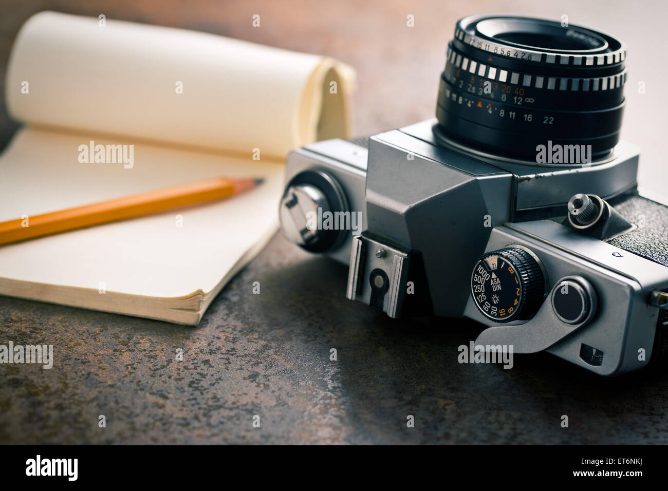 die alte analoge Kamera und Notizblock Stockfoto