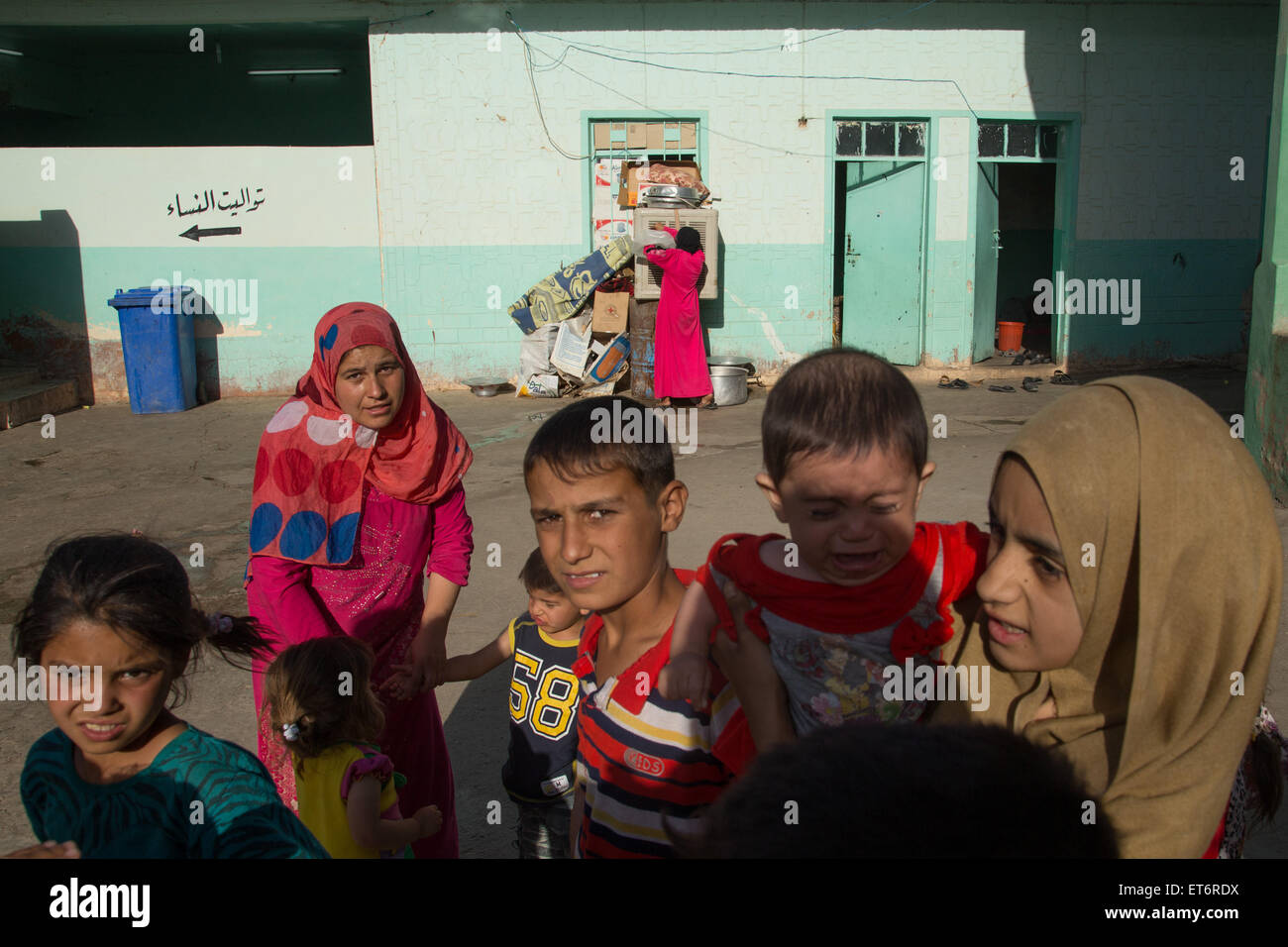 Hunderte von schiitischen Turkmenen aus Mosul und Tal Afar ISIS Gewalt fliehen und Zuflucht in den Schrein des Magham Imam Reza in Khazna Dorf, 10 Meilen östlich von Mosul. Die plötzliche Verdrängung führte Mangel und Nahrung, Wasser und Medizin, mit vielen Flüchtlingen erliegen, Krankheit und Hitzschlag. In den letzten Tagen hat ISIS Schreine und Heiligen Stätten im gesamten nördlichen Irak zerstört. Stockfoto