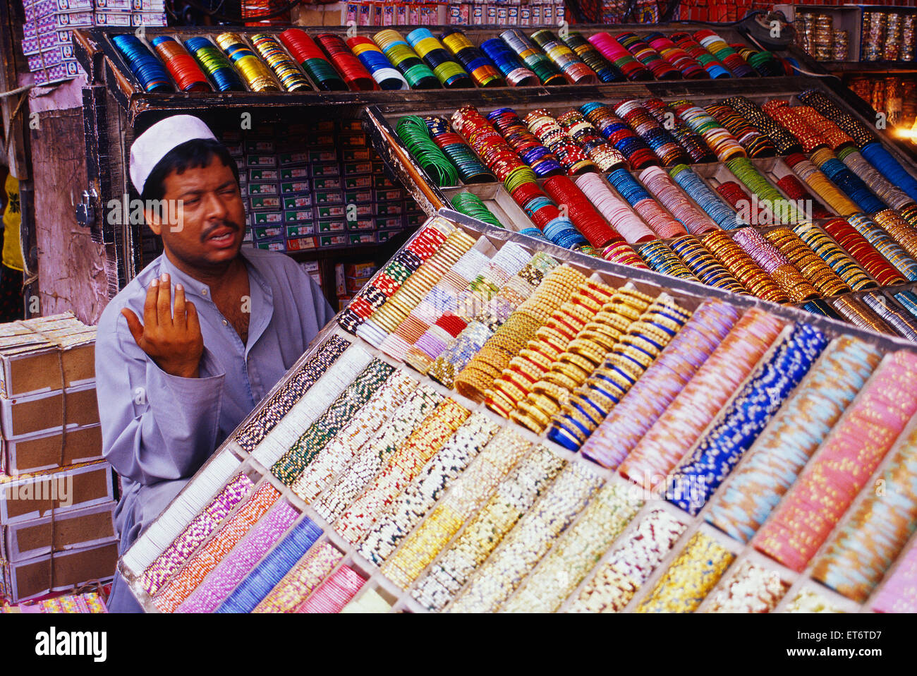 Muslimischen Mann verkaufen Armreifen in einer indischen Straße (Indien) Stockfoto