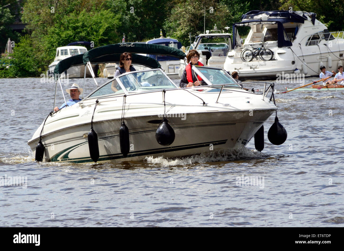 Eine Gruppe von Menschen, die einer Fahrt auf der Themse in Windsor an Bord einer Motoryacht. Stockfoto