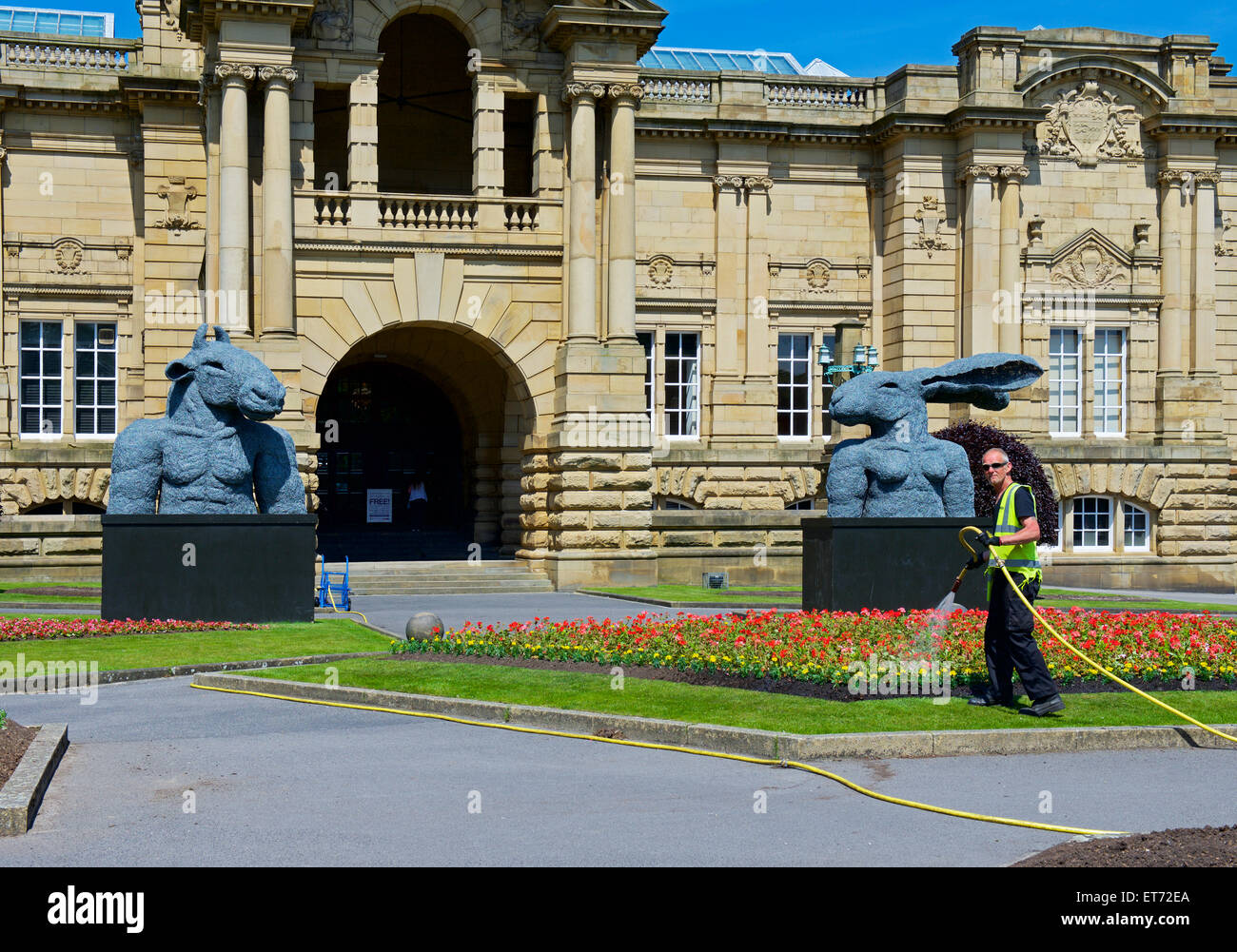 Cartwright Hall, Bradford, West Yorkshire, England UK, mit Hase Skulpturen von Sophie Ryder Stockfoto