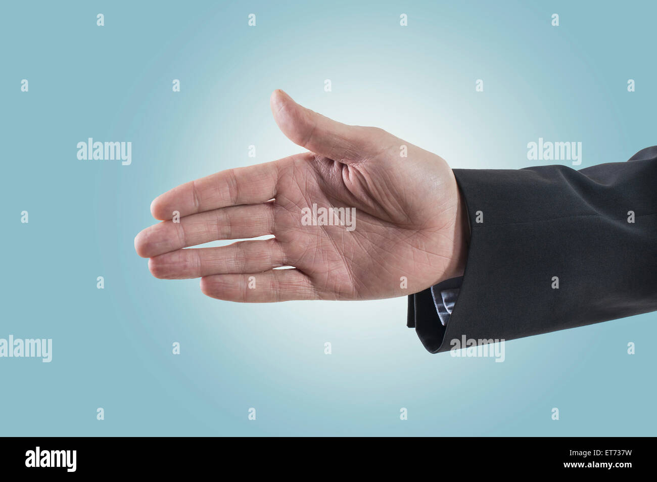 Geschäftsmann, der die Hand für den Handschlag ausstreckt, Bayern, Deutschland Stockfoto