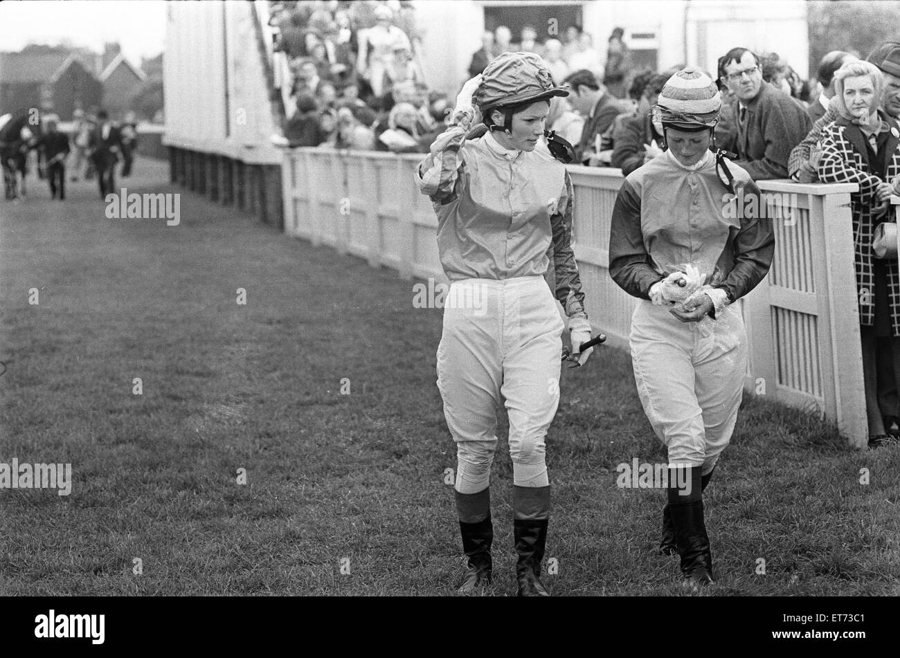 Zwei der Jockeys im Daily Mirror Womens Race Chat vor dem Rennen in Redcar 4. August 1972 Stockfoto