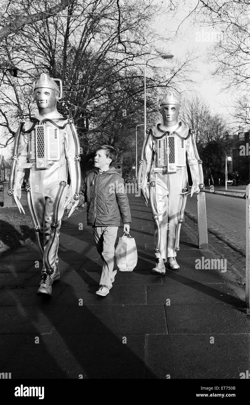 Doctor Who 1967 BBC TV-Programm. Die Geschichte-Features mit dem Titel der Rückkehr der Cybermen in Episoden The Moonbase, 11. Februar bis 4. März 1967 erstmals ausgestrahlt. Antonius König abgebildet, im Alter von 10, trifft die Cybermen außerhalb Fernsehstudios, Ealing, 19. Januar 1967. Stockfoto