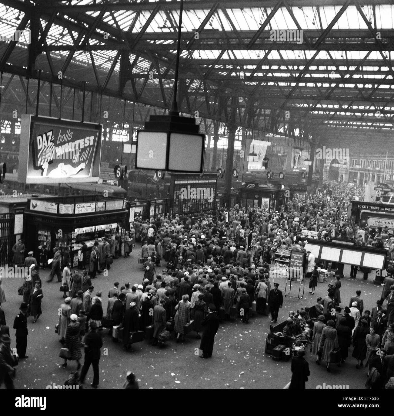 Urlauber, die Waterloo Station, London zu verlassen. Juli 1954. Stockfoto