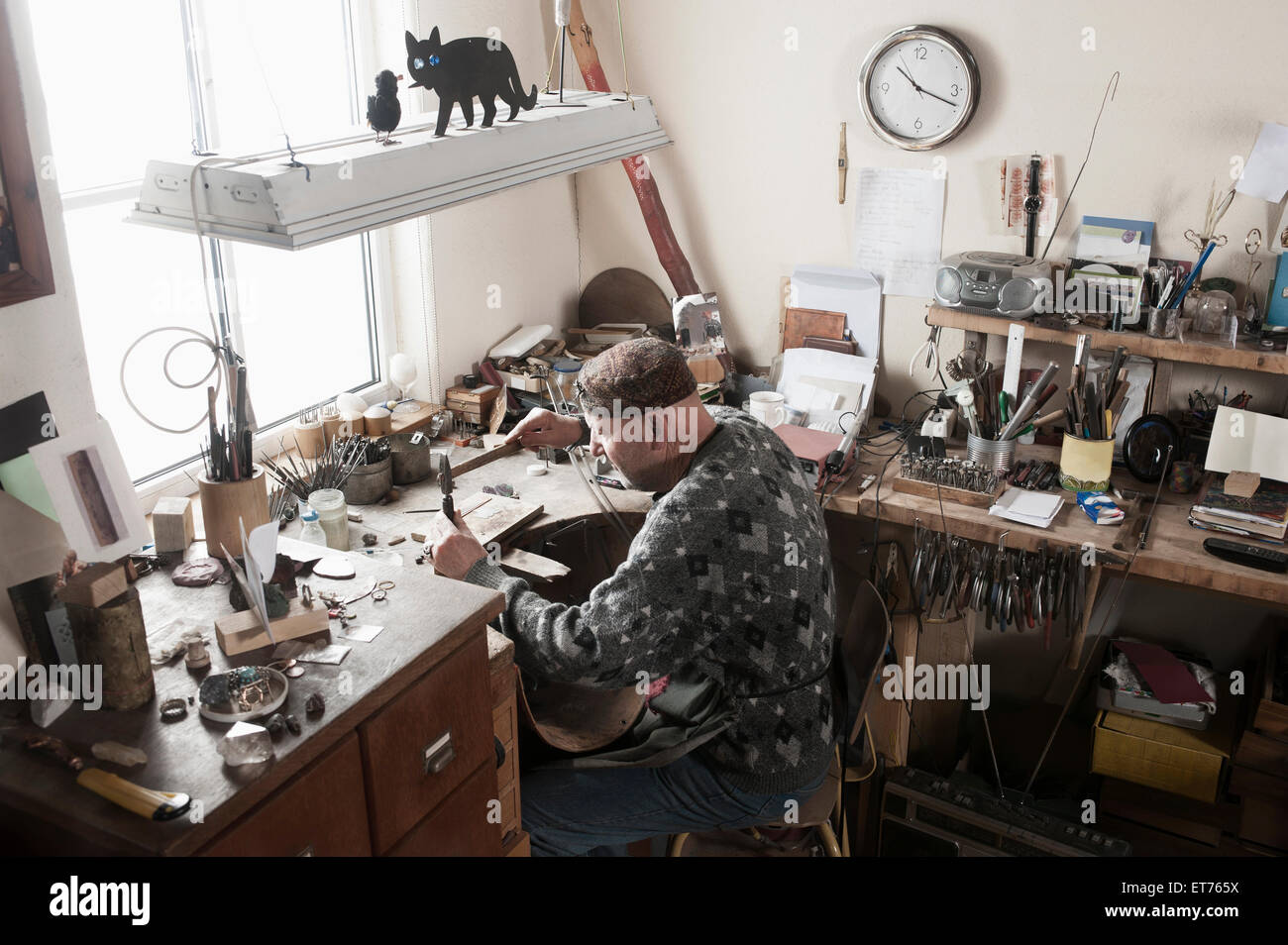 Ältere männliche Juwelier schlagen Schläge in Werkstatt, Bayern, Deutschland Stockfoto