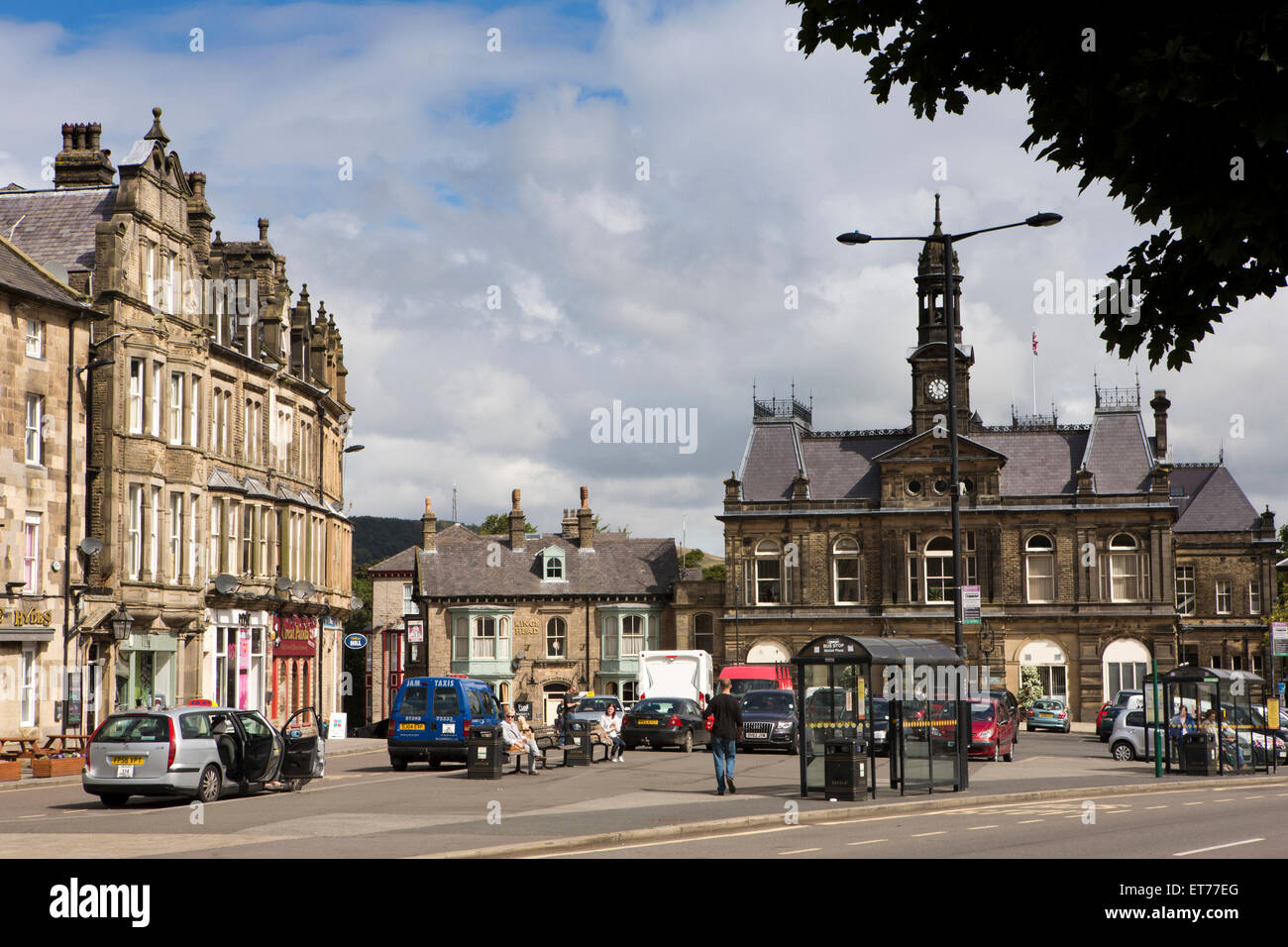 Großbritannien, England, Derbyshire, Buxton, Marktplatz, Rathaus, Eagle-Parade und Kings Head pub Stockfoto