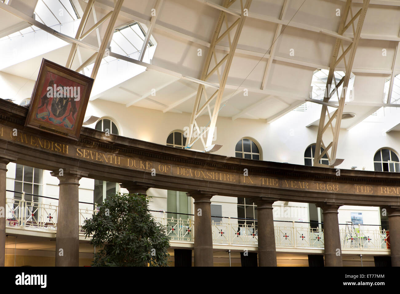 Großbritannien, England, Derbyshire, Buxton, Univertity of Derby Devonshire Kuppel Innenraum, Detail der Galerie und Schriftzug Stockfoto