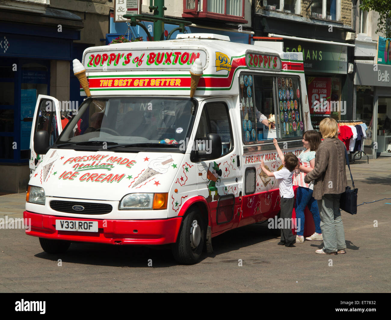 Großbritannien, England, Derbyshire, Buxton, Spring Gardens, Zoppis Buxton, italienischen Eiswagen mit Kindern Stockfoto