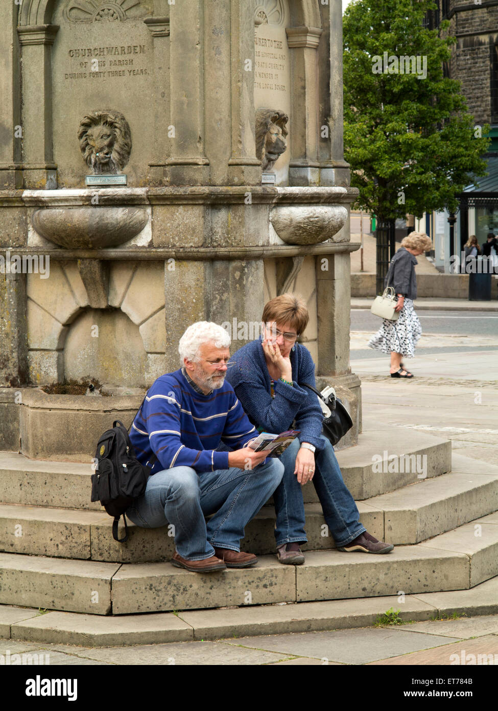 Großbritannien, England, Derbyshire, Buxton, The Crescent, paar saß auf Samuel Turner Memorial Trinkbrunnen Schritte Stockfoto