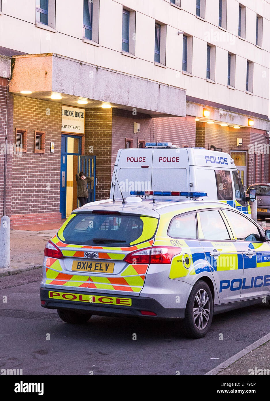 Polizei überfallen eine Adresse in Edmonton, Nord-London in Verbindung mit einer tödlichen Messerstecherei, die im Bereich am vergangenen Wochenende (14 Dez 14 geschehen) Featuring: Atmosphäre wo: London, Vereinigtes Königreich bei: 17. Dezember 2014 Credit: WENN.com Stockfoto