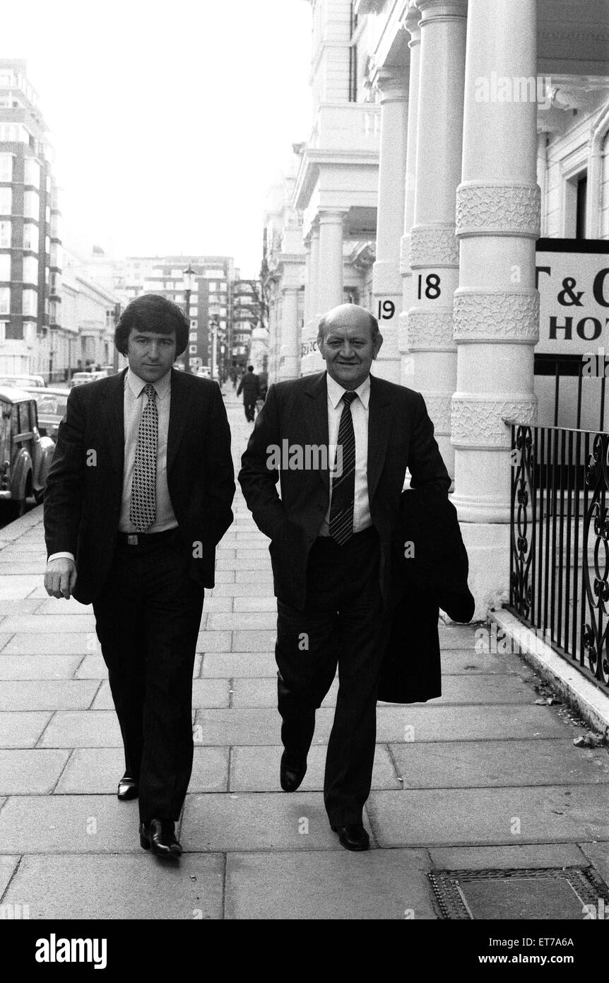 Manager Terry Venables und Chairman Jim Gregory von Queens Park Rangers F.C ging an die Football Association HQ in Lancaster Gate, ihren Protest auf die Entscheidung über den Kunstrasenplatz einzureichen. 24. November 1981. Stockfoto