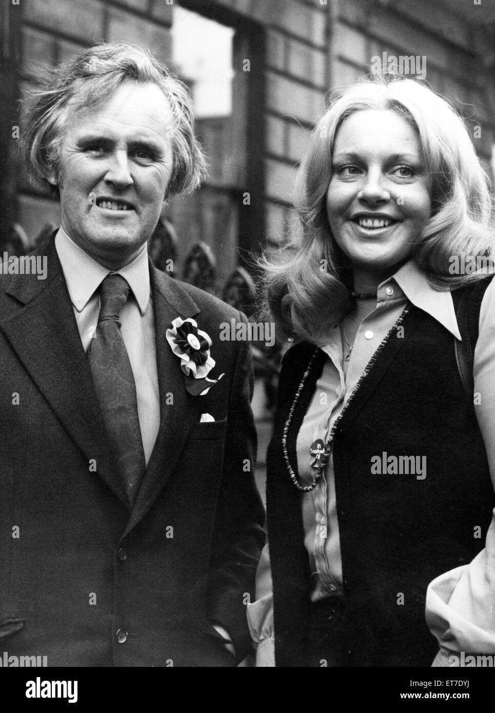 SNP Parteivorsitzenden und Edinburgh Norden Kandidaten William Wolfe mit Margo MacDonald, Govan Kandidat, gesehen hier gibt ein Interview mit der Presse nach einer Pause - in an der Edinburgh-Parteizentrale. 23. Oktober 1973 Stockfoto