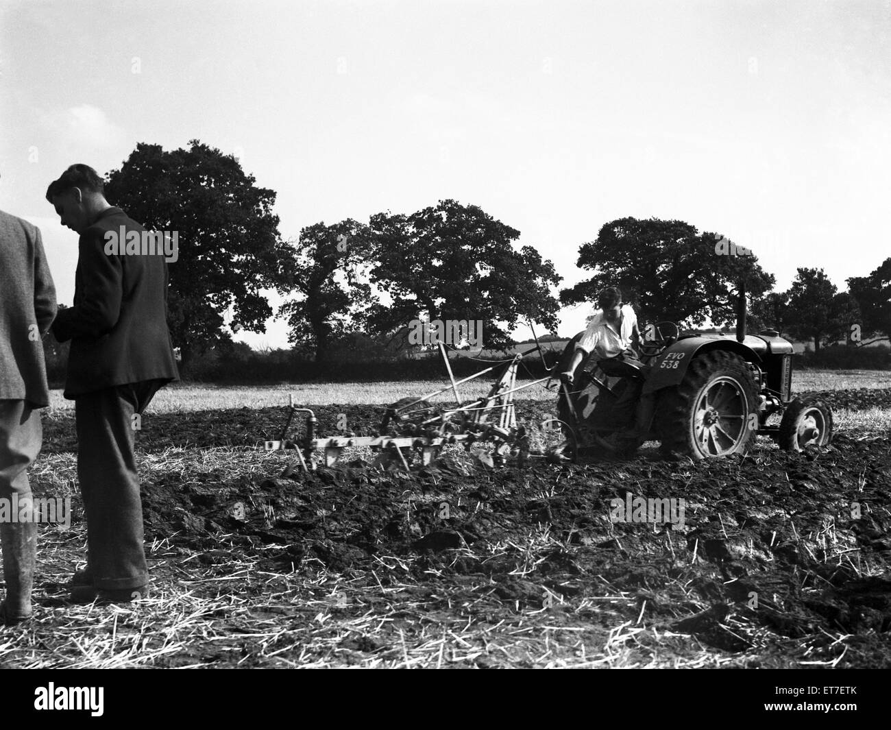 Ein Bauer und seine Fordson N9 Traktor gesehen hier konkurrieren in der jährlichen Forest of Arden Pflügen übereinstimmen. Warwickshire, ca. 1955 Stockfoto