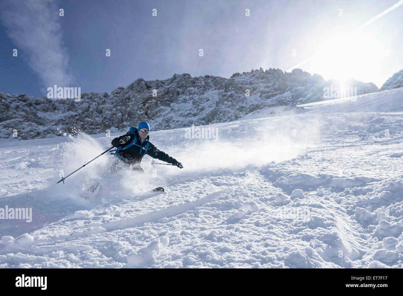Reifer Mann Skifahren, Bayern, Deutschland Stockfoto