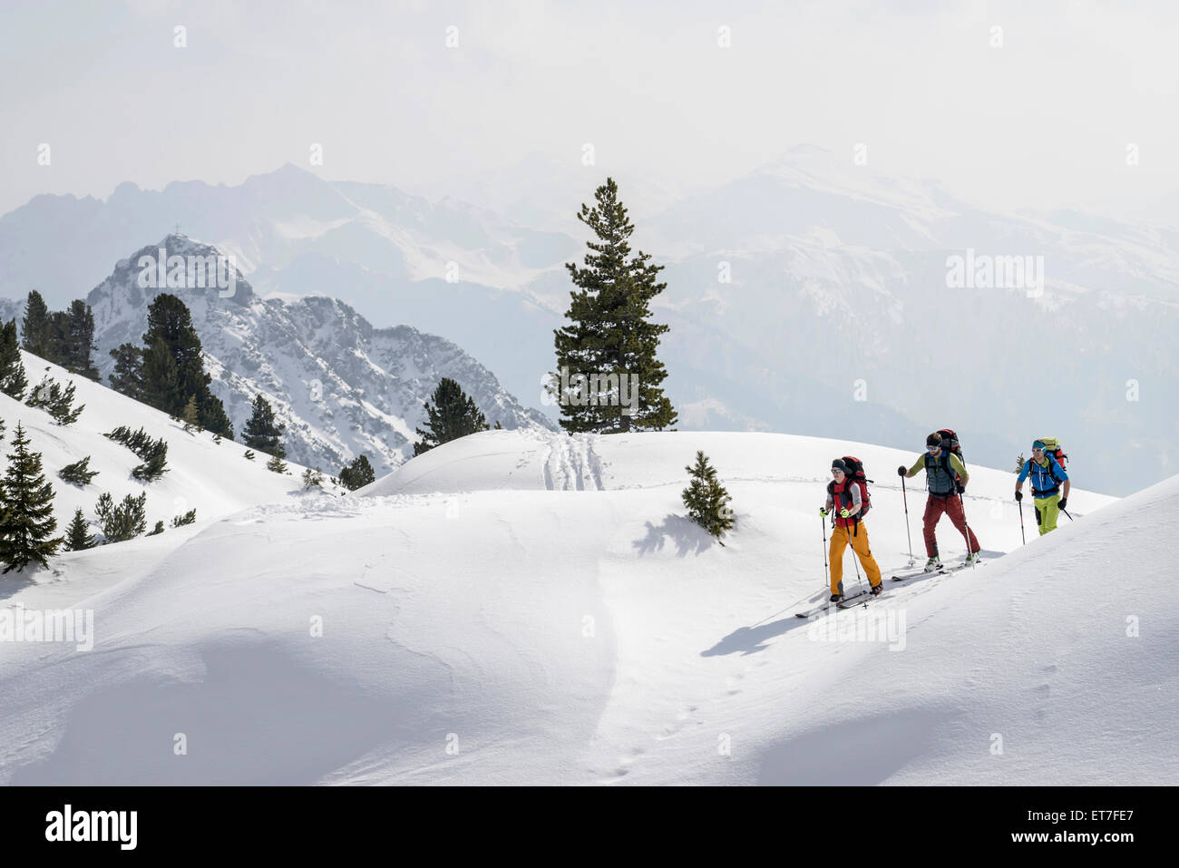Skibergsteiger Klettern auf verschneiten Bergen, Tirol, Österreich Stockfoto