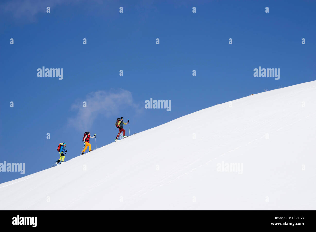 Skibergsteiger Klettern auf schneebedeckten Gipfel, Tirol, Österreich Stockfoto