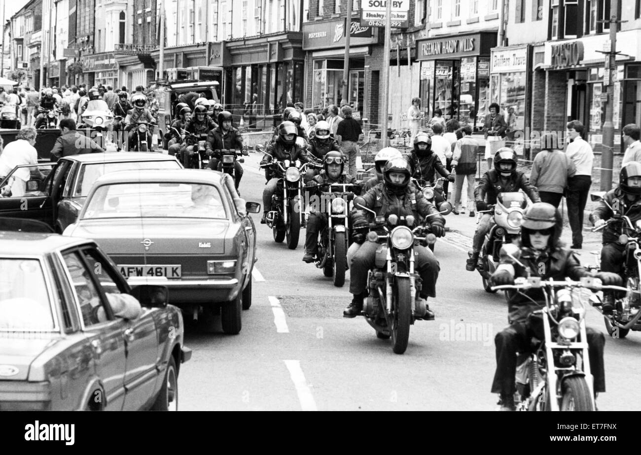 Mehr als 60 Mitglieder der Aktionsgruppe Northallerton Motorrad fuhr durch die Stadt am Wochenende im Rahmen einer Beschwerde zu einem Tierheim zu helfen.  Und danach, sie lobten Städter für ihre "unglaubliche Großzügigkeit." Die Kollektion von der Gruppe hob £400 Wert der Nahrung für Haustiere für das Tierheim Liz Bloomfield Lovesome Hill, Northallerton. Wir bemühen wird, das Heiligtum gehen, trotz des Todes von Frau Bloomfield vor einem Monat zu halten. 10. August 1987. Stockfoto