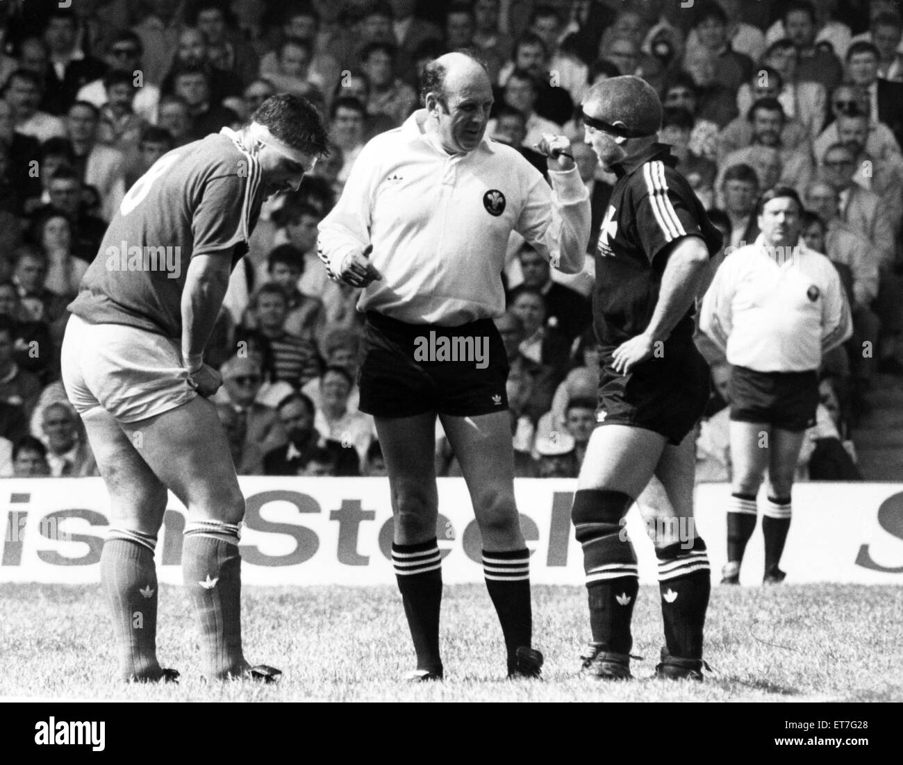 Walisischen Rugby Union Final - Neath 14-13 Llanelli. Ref Les Peard spricht mit Kapitäne Phil Davies und Kevin Phillips. 6. Mai 1989. Stockfoto