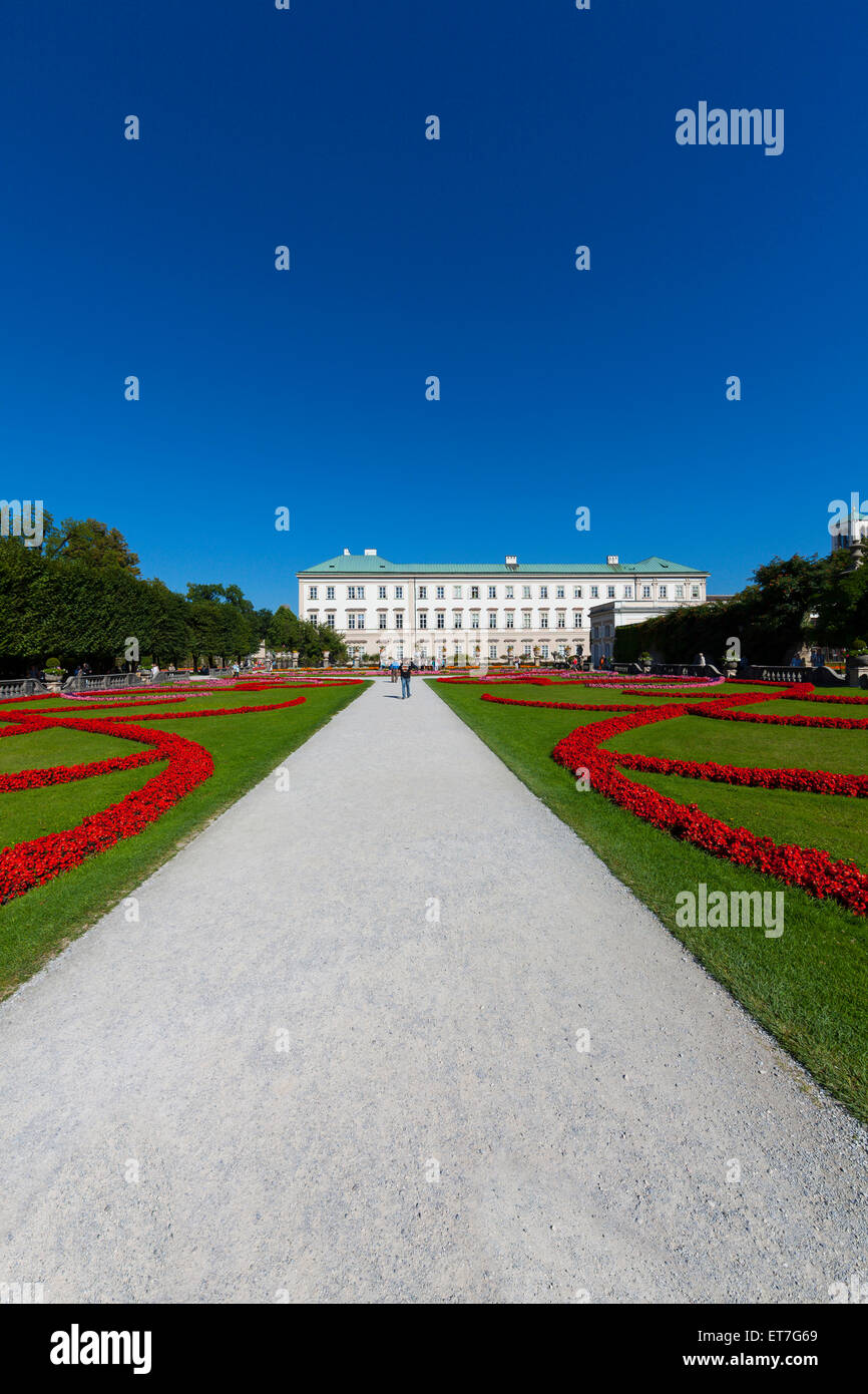 Österreich, Salzburg, Blick zum Schloss Mirabell mit Mirabell Garten im Vordergrund Stockfoto
