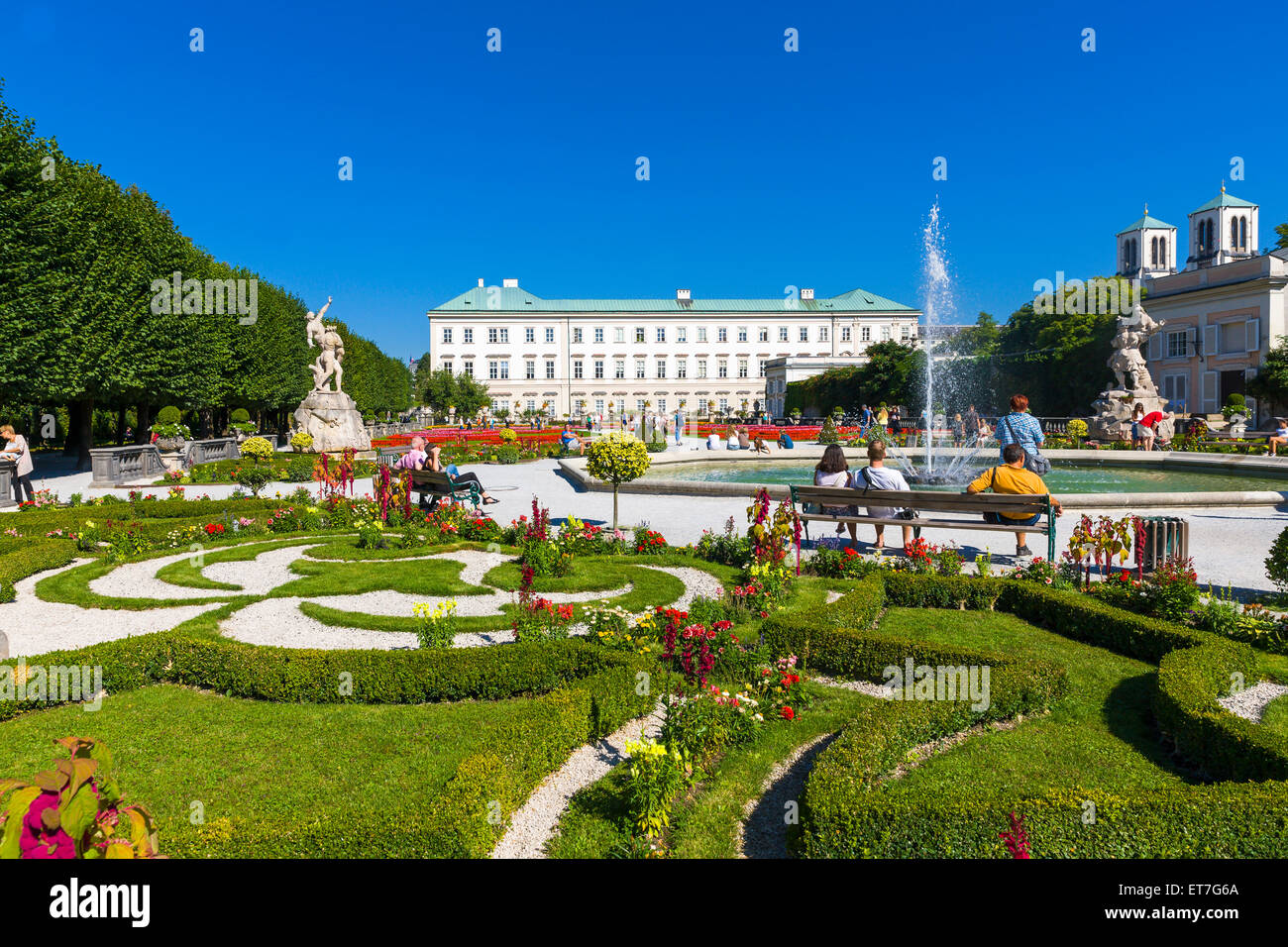 Österreich, Salzburg, Blick zum Schloss Mirabell mit Mirabell Garten und Brunnen im Vordergrund Stockfoto