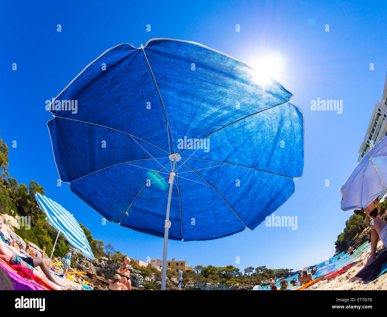 Spanien, Balearen, Mallorca, Cala Ferrera, blauen Sonnenschirm Stockfoto