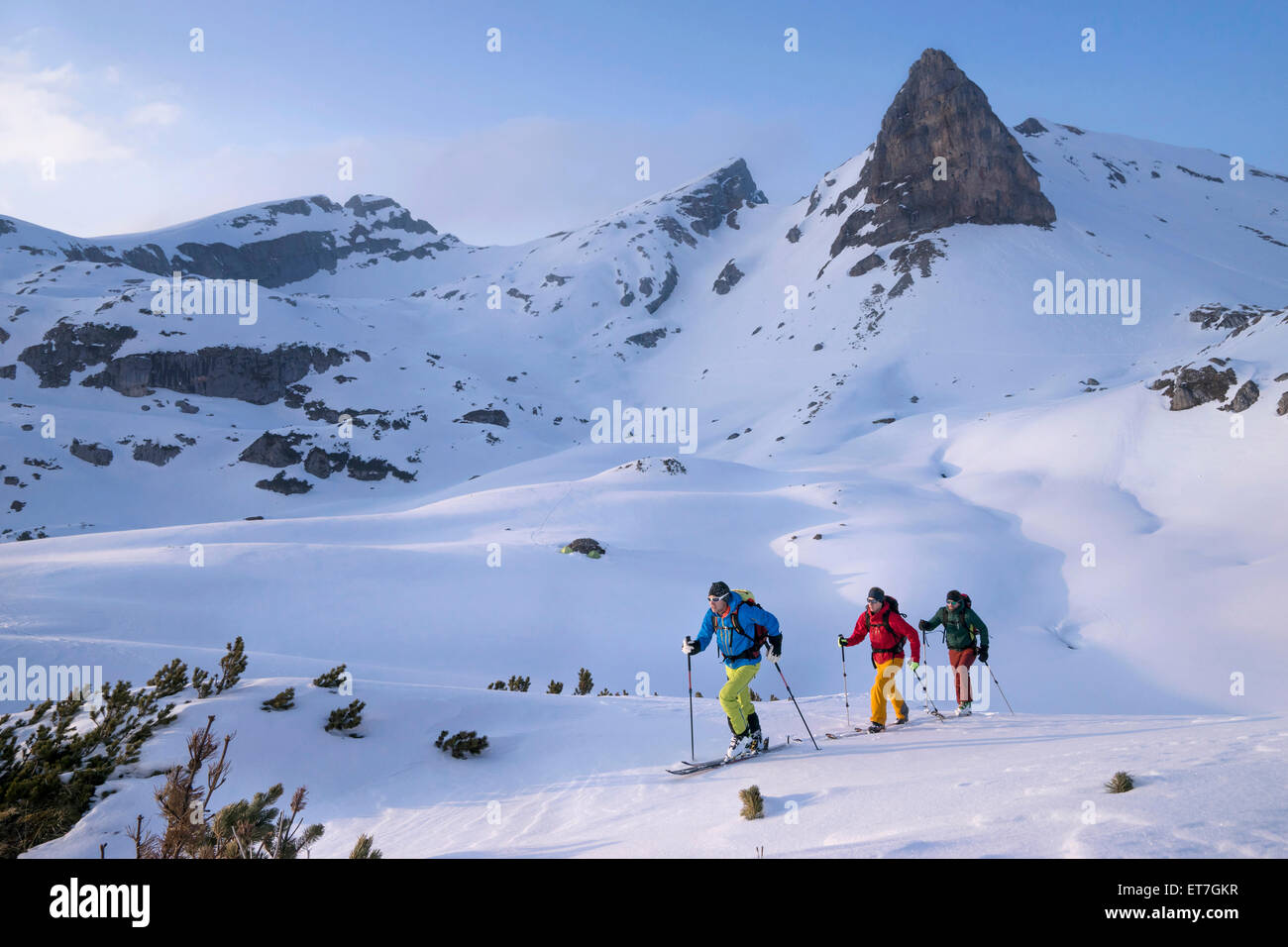 Skibergsteiger Klettern auf verschneiten Bergen, Tirol, Österreich Stockfoto