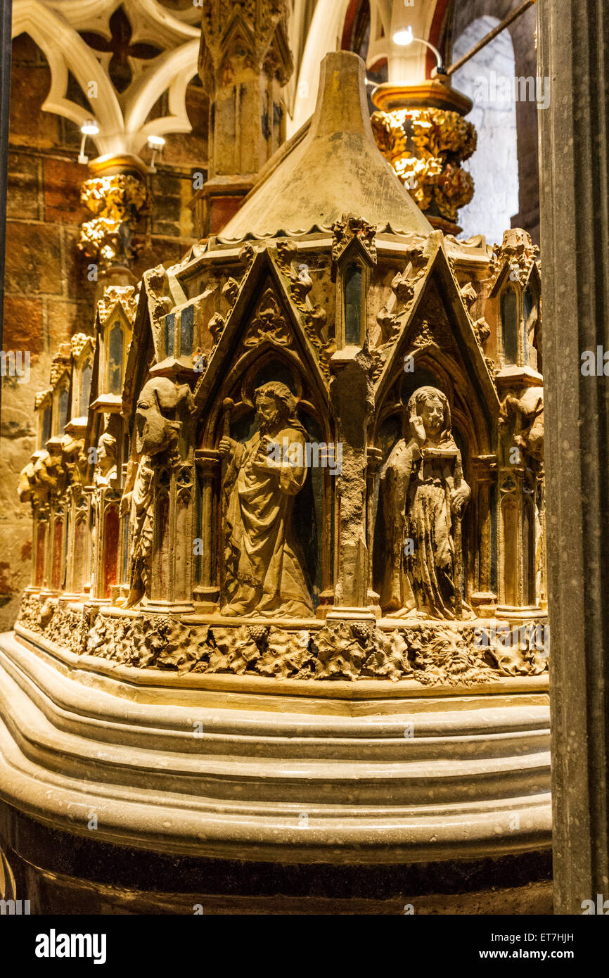 Königsgrab in königlichen Kloster von Santa Maria de Santes Creus. XIII Jahrhundert. Aiguamurcia Stockfoto