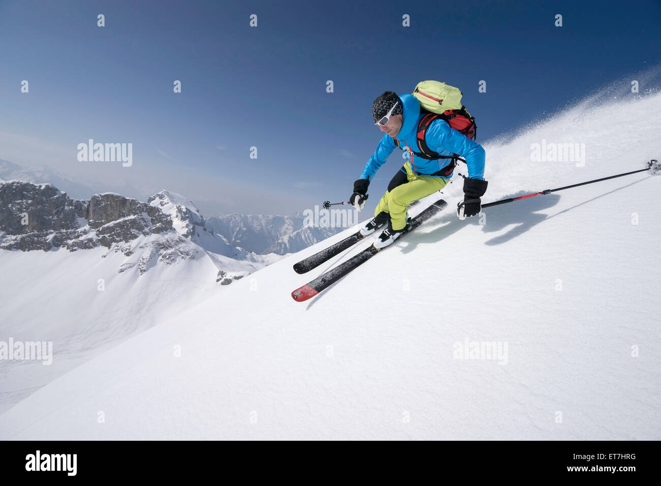 Junger Mann Skifahren, Rofan, Tirol, Österreich Stockfoto