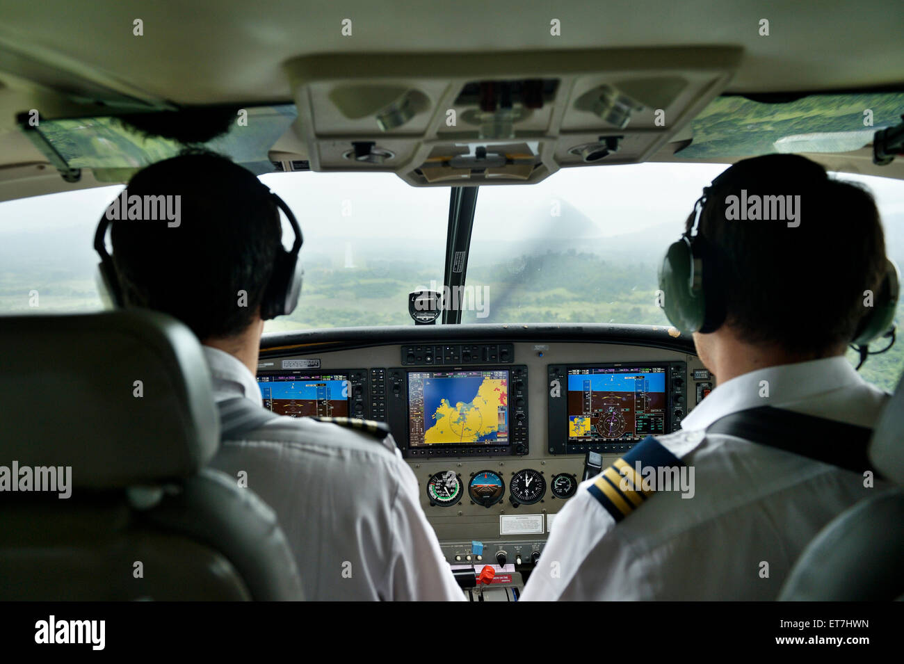 Indonesien, Cockpit von einem Propeller-Flugzeug nähert sich Simeulue Stockfoto