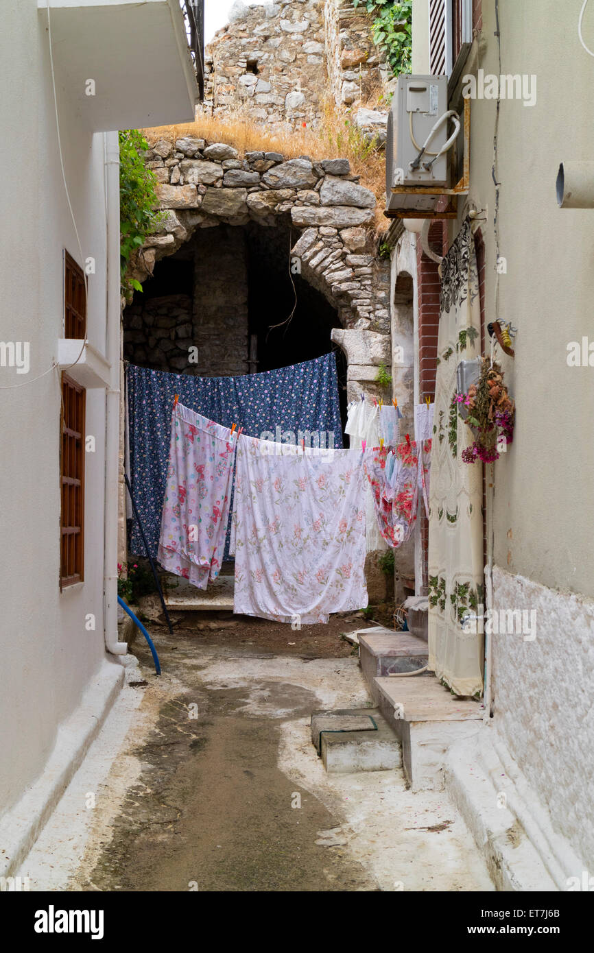 Wäsche aufhängen zum Trocknen in eine kleine Gasse im Dorf Pyrgi, auf der Insel Chios, Griechenland Stockfoto