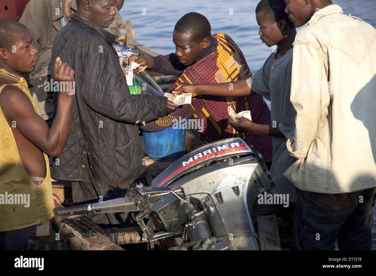 Fischer Verkaufen bin Seeufer aus Einem Boot Heraus Frisch Gefangenen Fisch, Burundi, Nyanza Lac, Mvugo, Nyanza Lac | Fischer ein Stockfoto