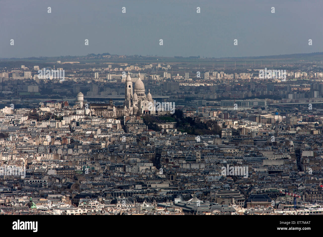 Gebäude mit Montmartre in der Ferne, überfüllt, Sacre Coeur, Montmartre, Paris, Frankreich Stockfoto