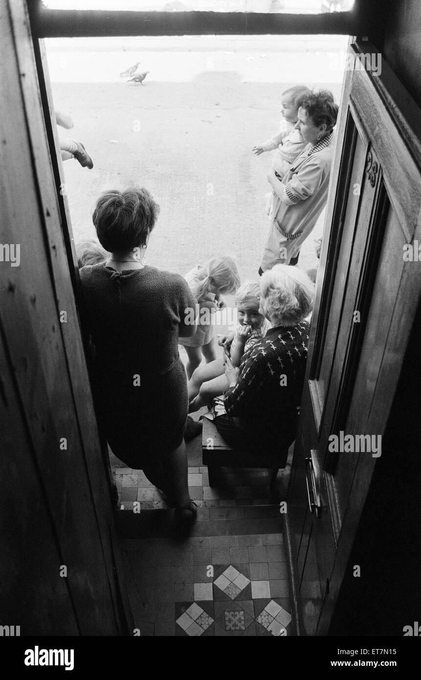 Familien auf einer Straße in Belfast, Nordirland, August 1970. Stockfoto