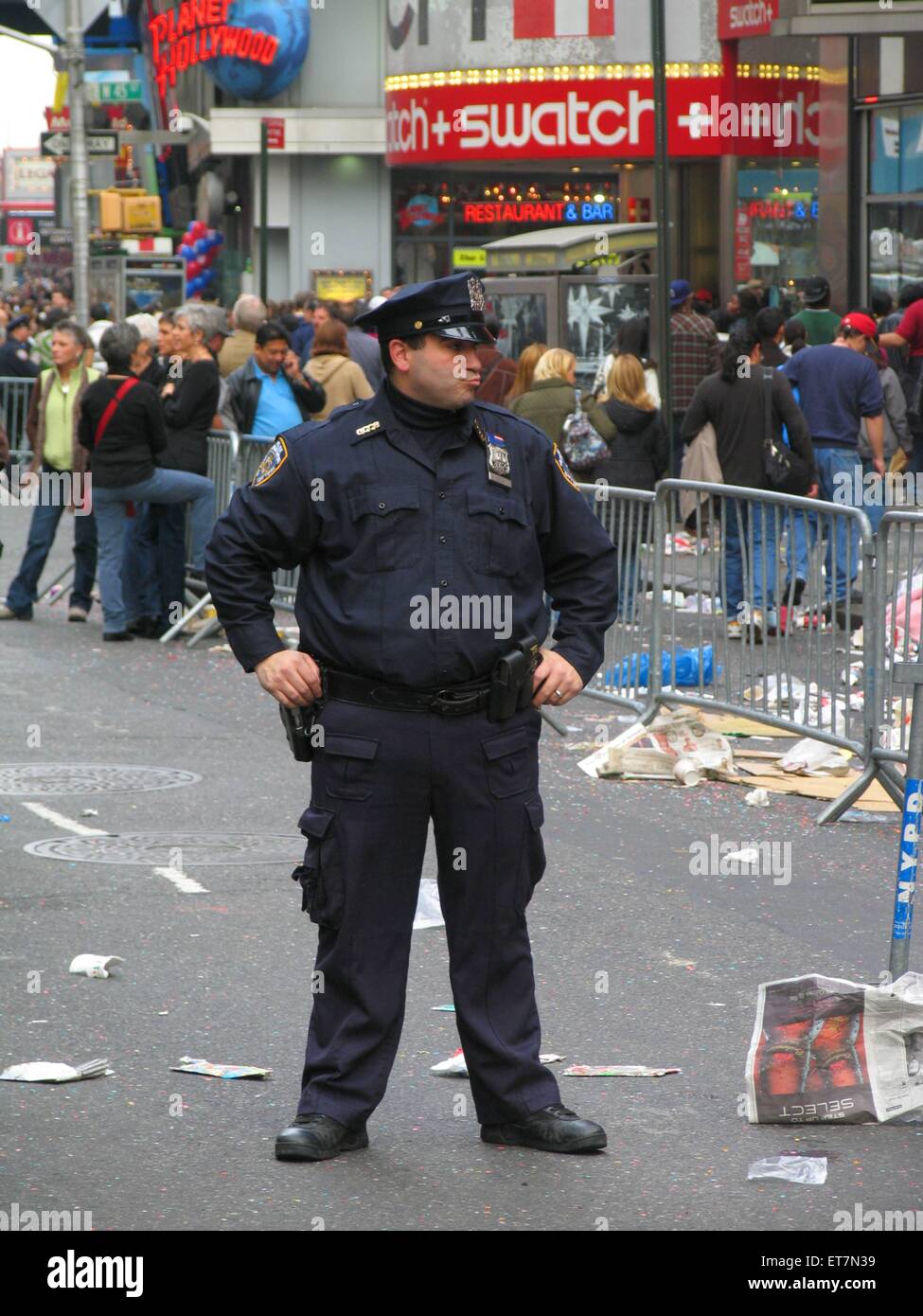 Polizist Auf Einer Dreckigen Straße bin Time Square, USA, New York City, Manhattan | Polizist auf schmutzige Straße an Zeit Futtertrog Stockfoto