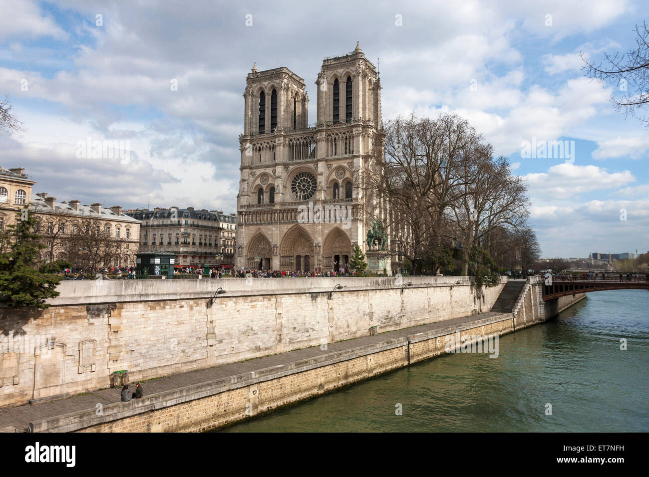 Niedrigen Winkel Ansicht der Kathedrale, die Kathedrale Notre Dame, Paris, Frankreich Stockfoto