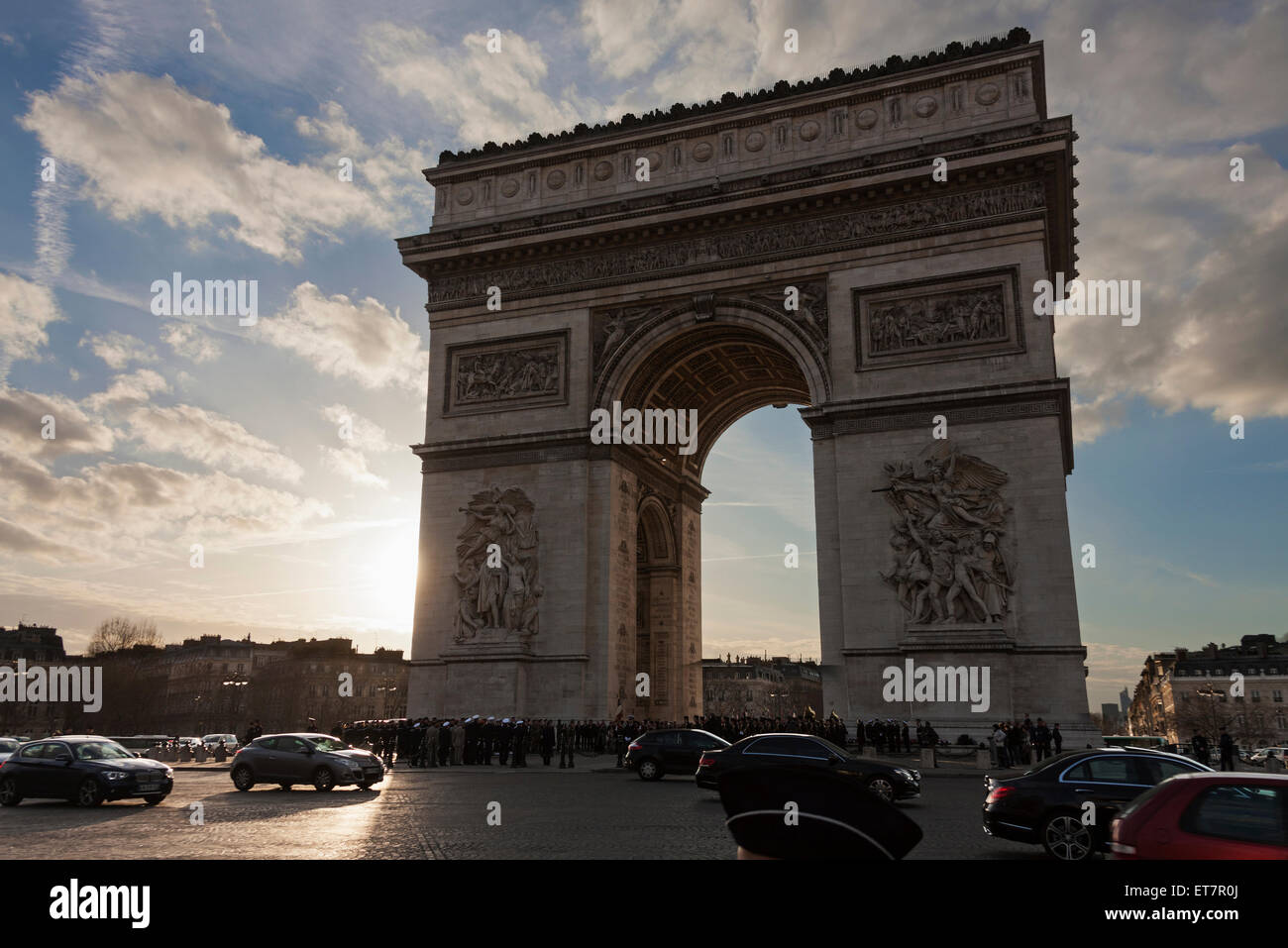 Verkehr am Triumphbogen, Arc de Triomphe, Paris, Frankreich Stockfoto
