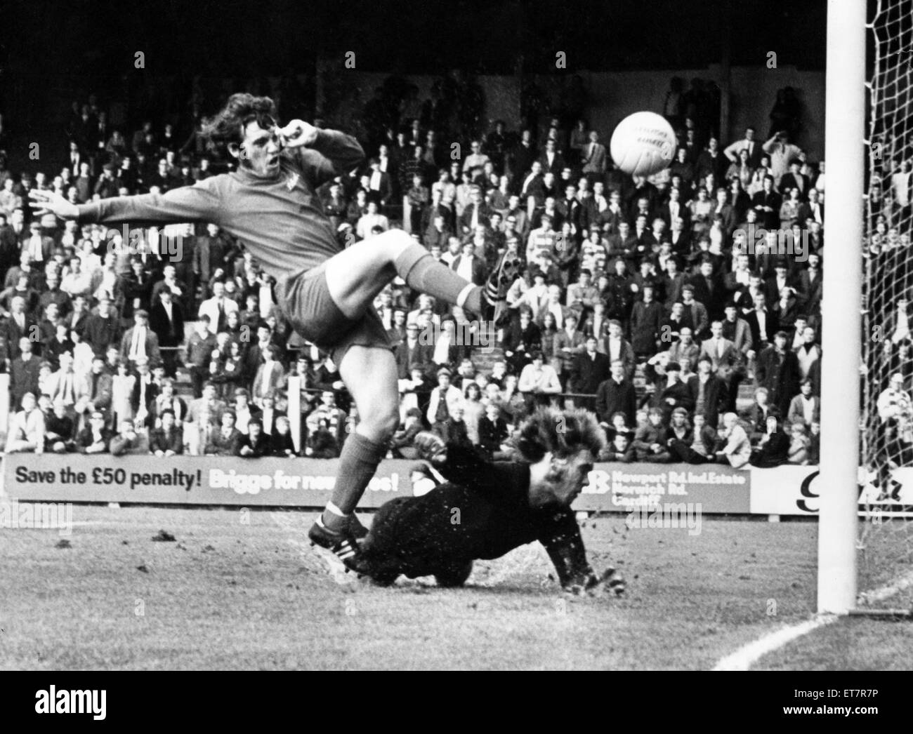 Cardiff City V FC Schalke 04, Vorsaison freundlich im Ninian Park, 4. August 1971.  John Parsons, Cardiff City Football-Spieler, tippt 1968-1973, den Ball über den Schalke-Torwart, das dritte Tor für Cardiff. Stockfoto