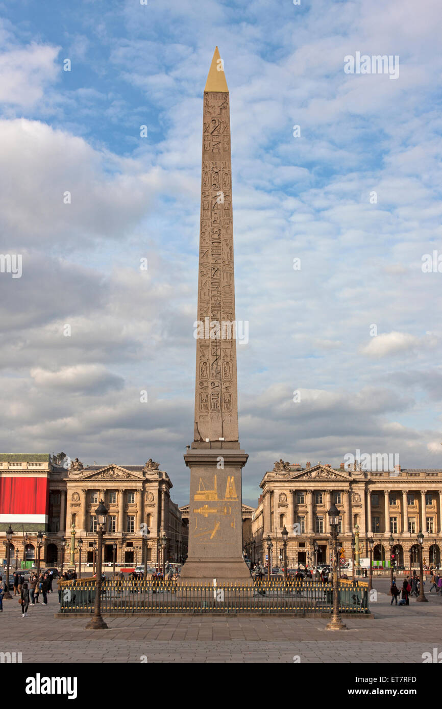 Niedrigen Winkel Ansicht ein Obelisk, der Obelisk von Luxor, Paris, Frankreich Stockfoto