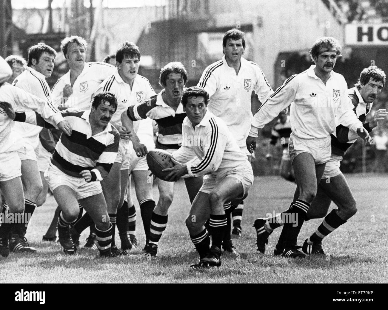 Walisischer Rugby-Union-Finale - Pontypool 18-6 Swansea. Scrum halb Huw Davies bekommt den Ball Weg für Swansea.  30. April 1983. Stockfoto